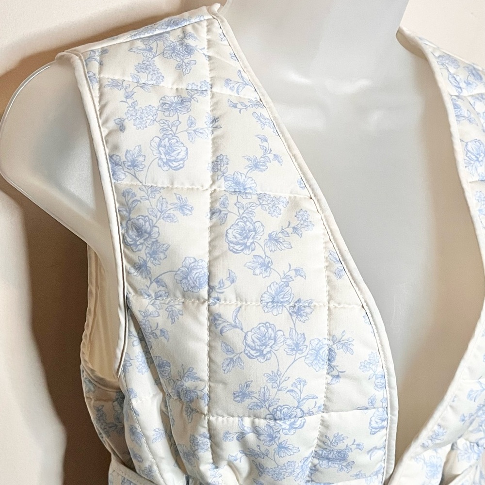 YLLW the Label Carrington Wrap Vest Size S/M cream & blue quilted floral toile - Picture 4 of 8